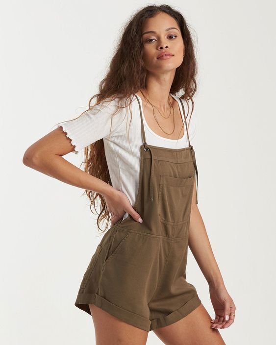 Quần yếm với áo thun oversize