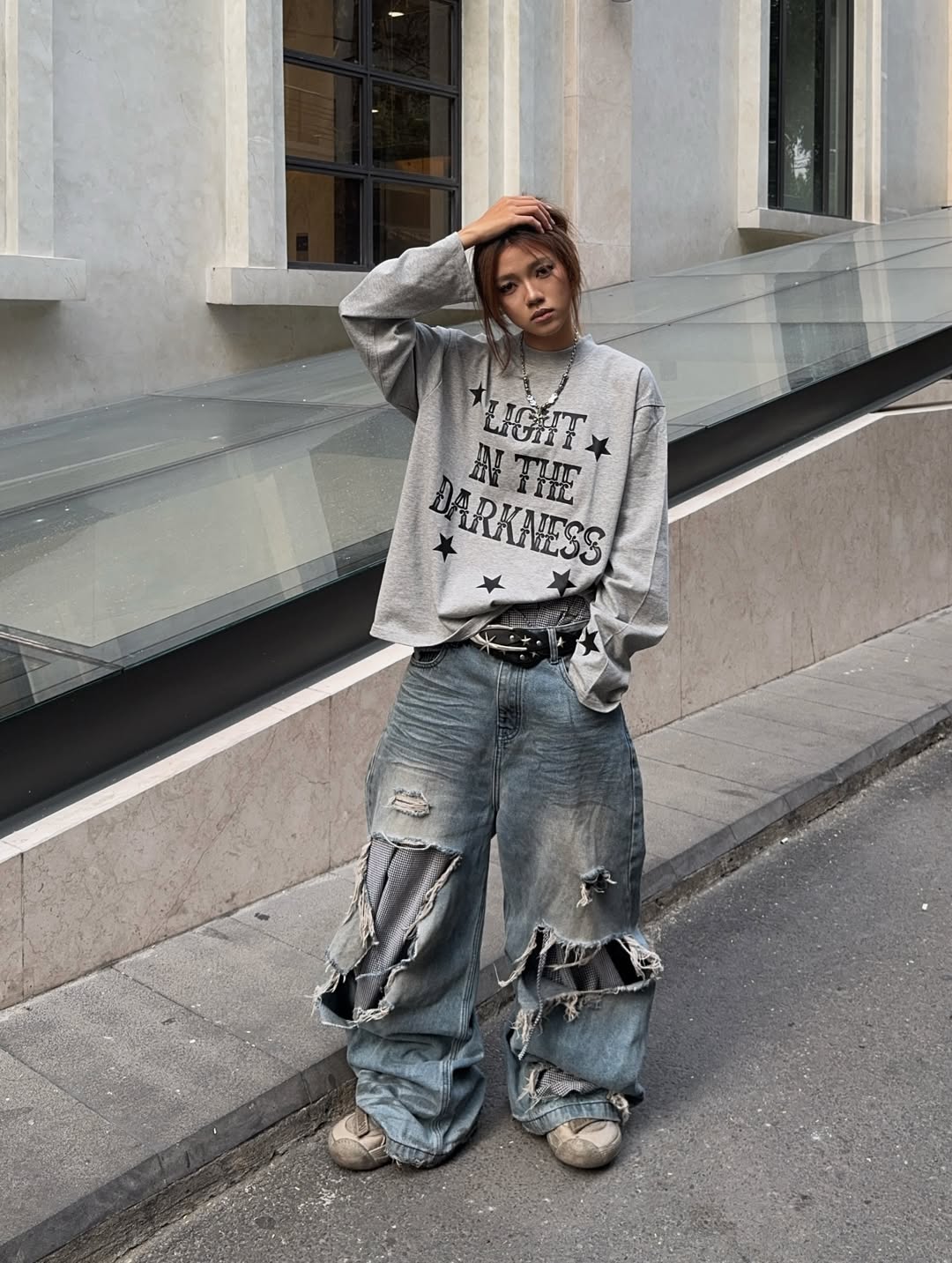 Quần jeans rách dáng thụng với áo thun oversize