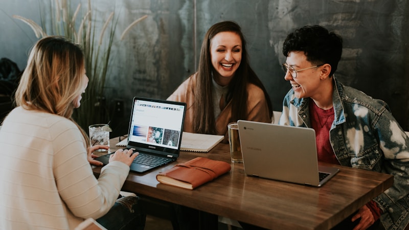 Sinh viên làm bài thi IELTS