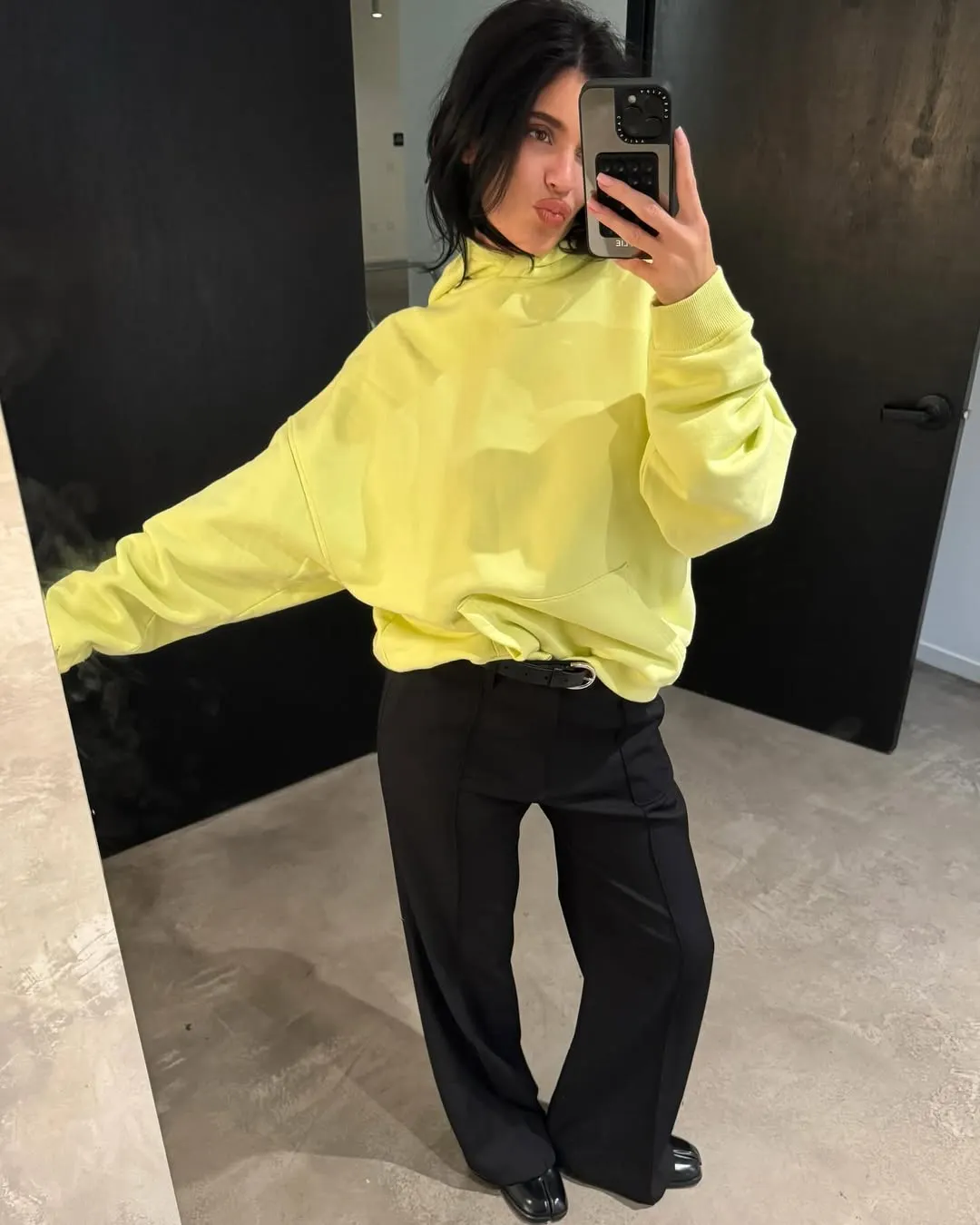 Kylie diện áo hoodie phối quần tây