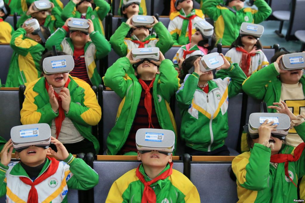Học sinh sử dụng kính VR trong lớp học