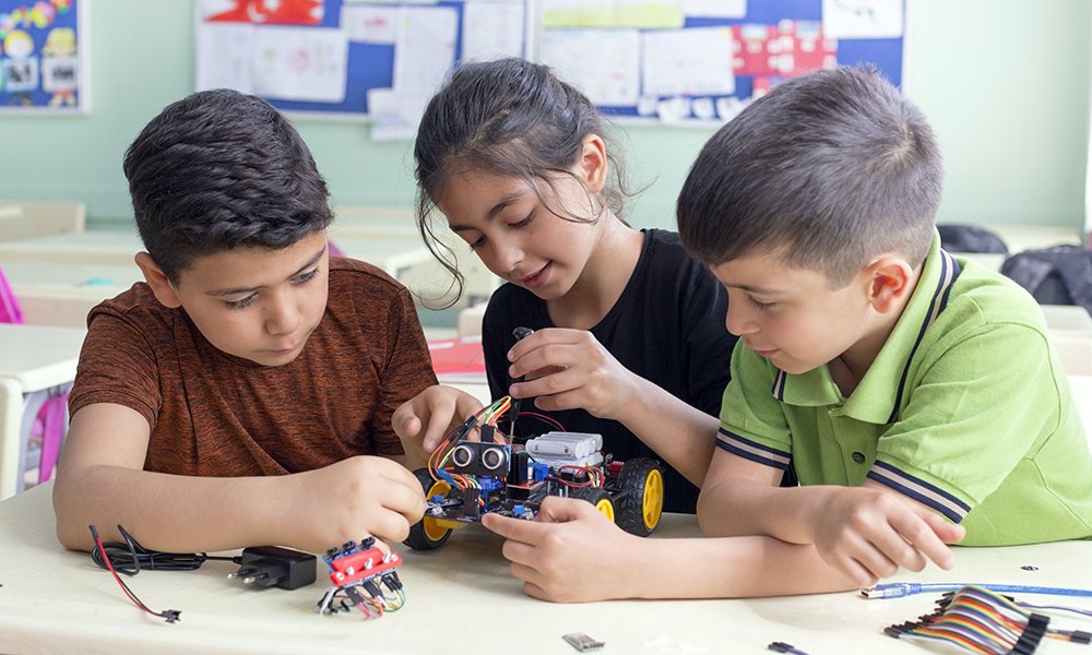 Học sinh tiểu học thực hành STEM