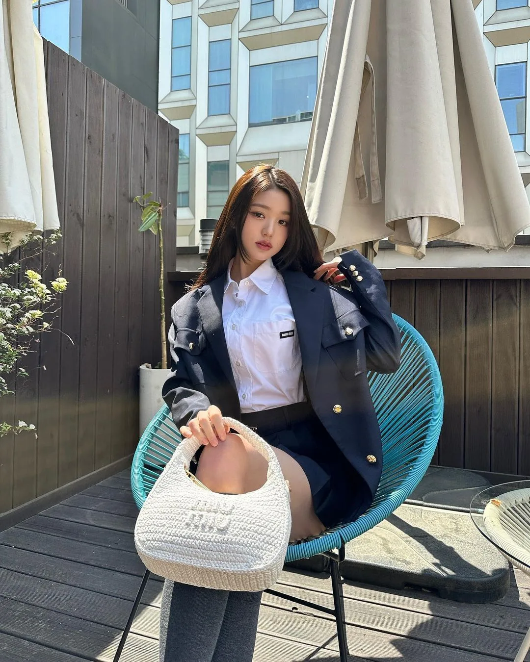 Jang Wonyoung là minh chứng rõ cho preppy hiện đại, nơi sự chỉn chu gặp nét nữ tính có chủ đích