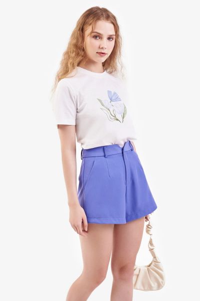Bản phối áo thun rộng cùng quần short mang lại diện mạo trẻ trung