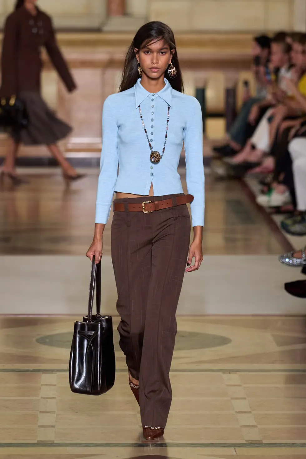 BST Tory Burch Xuân Hè 2026 với sắc xanh băng