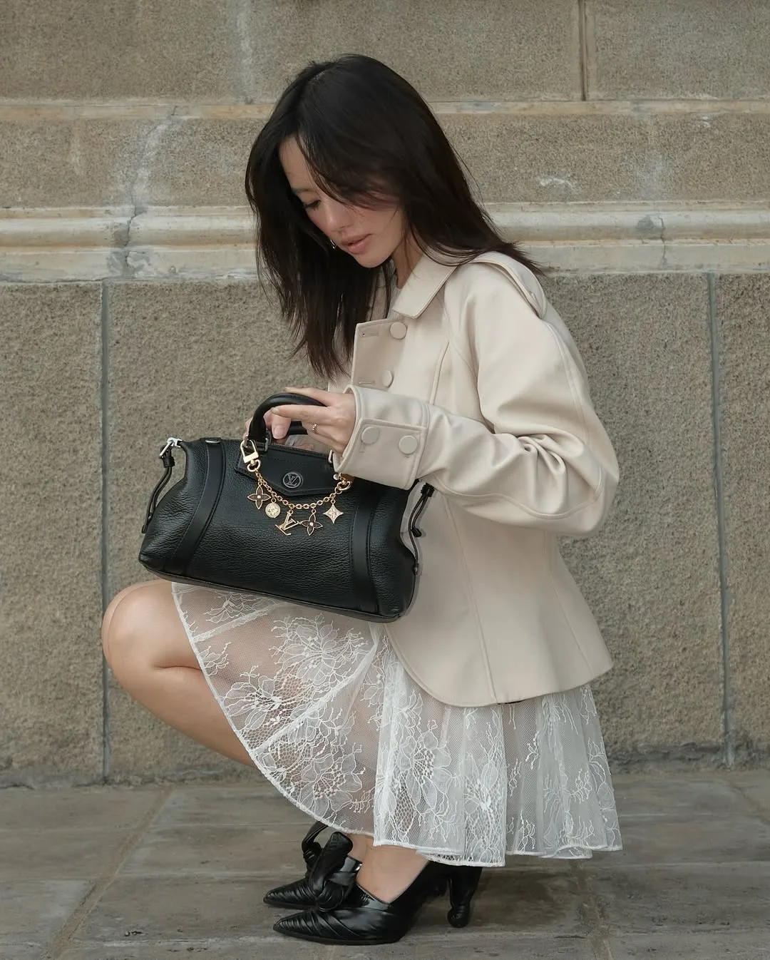 Phối áo trắng và quần be thanh lịch