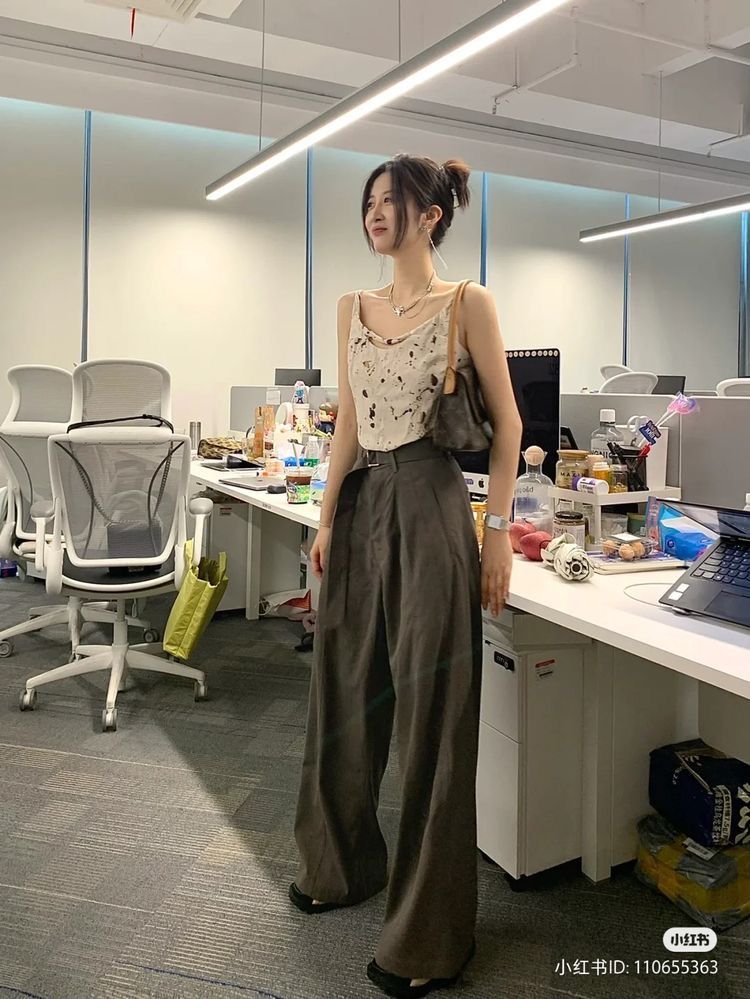 Kỹ thuật xếp lớp layering tạo chiều sâu cho bộ trang phục màu trung tính
