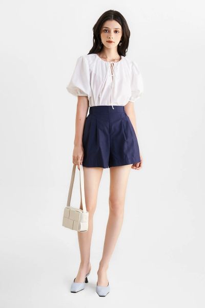 Phối quần short nữ với áo sơ mi tạo cảm giác gọn gàng và hiện đại