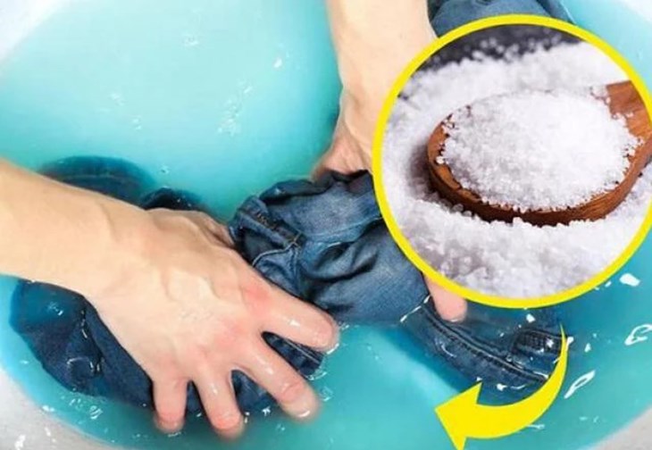 Ngâm quần áo mới với nước muối trước khi giặt