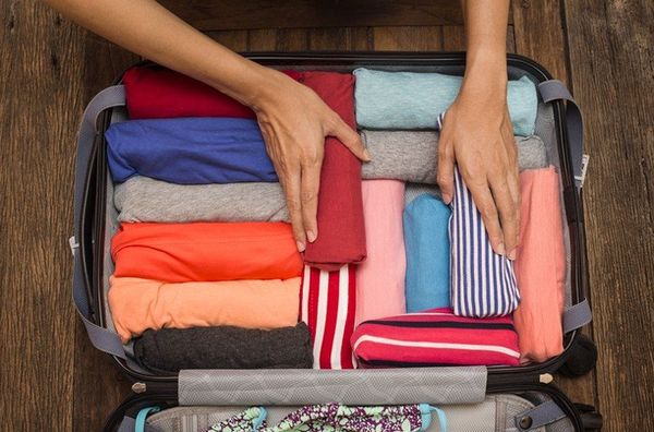 Cách cuộn tròn áo sơ mi tiết kiệm tối đa diện tích