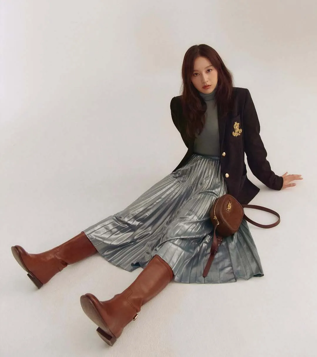 Kim Ji Won và vest với váy