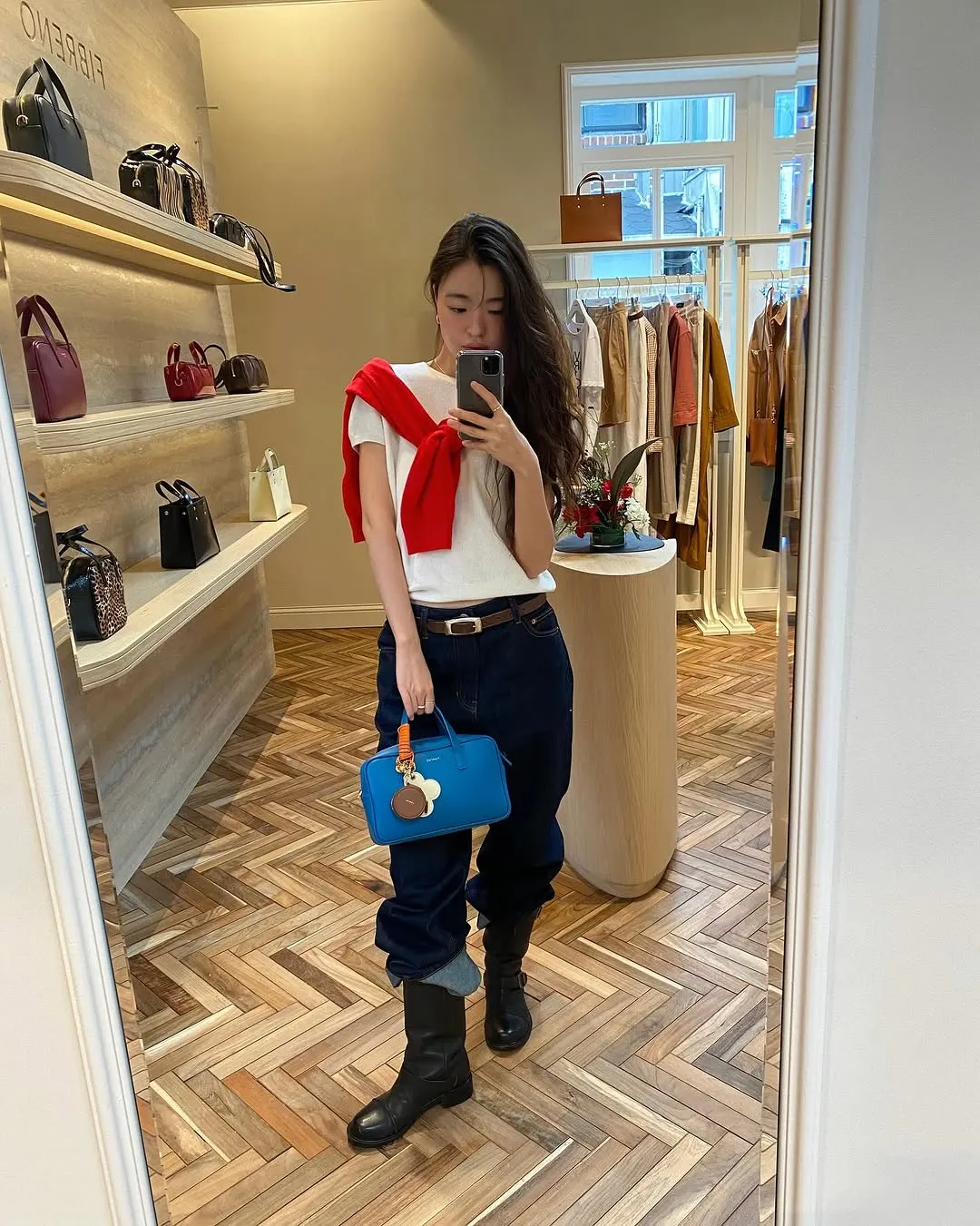 Quần jeans thô và áo thun trắng