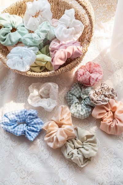 Phụ kiện tóc nữ tính cho outfit đi chơi 8/3