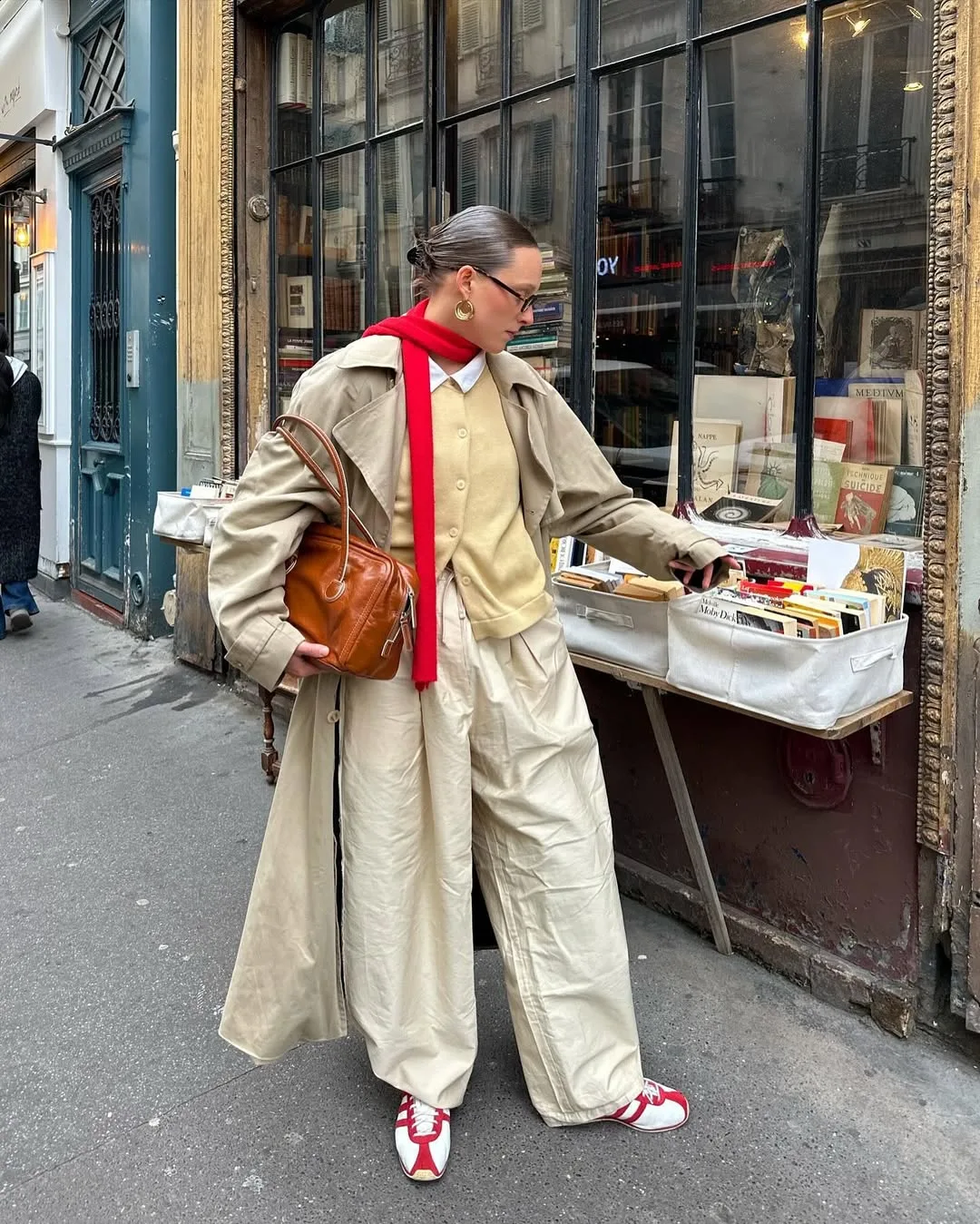 Layering 3 lớp: Áo sơ mi - áo cardigan - áo khoác dáng dài giúp outfit tăng phần cá tính và đậm dấu ấn cá nhân chuẩn Gen Z.