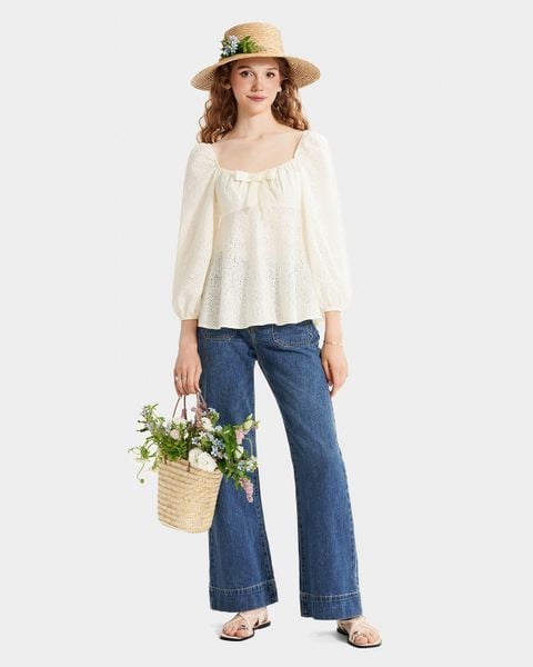 Áo sơ mi kết hợp quần jean mang đến diện mạo thanh lịch