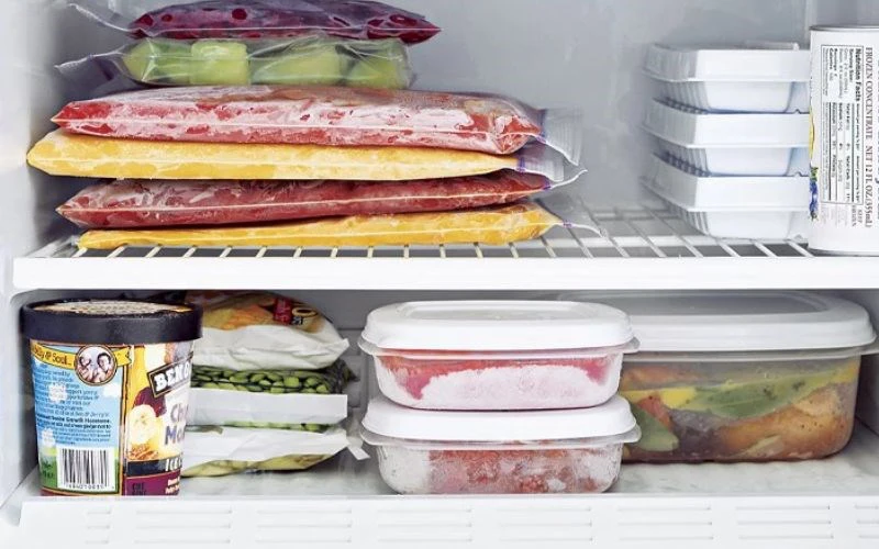 Đóng gói thực phẩm dư để lưu trữ trong tủ lạnh