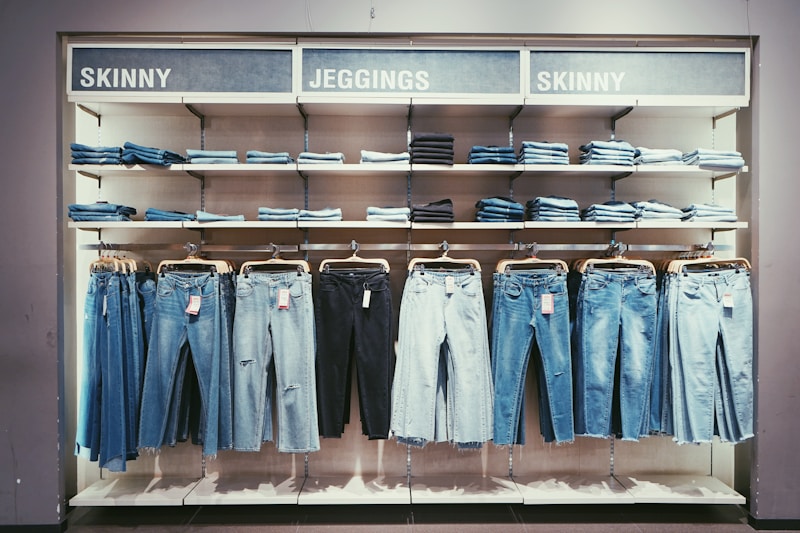 Giặt quần jean lộn trái đúng cách