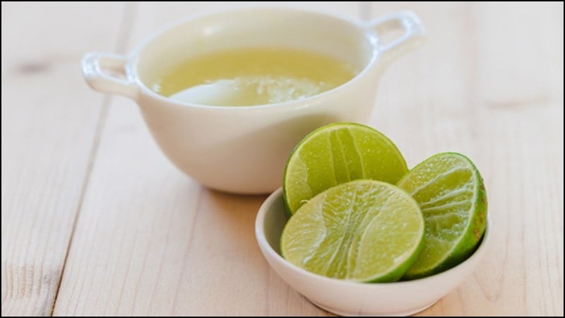 Giấm trắng giúp xử lý vết cà phê bám sâu