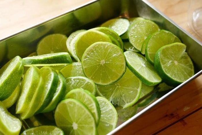Làm sạch dụng cụ bếp bằng chanh và giấm