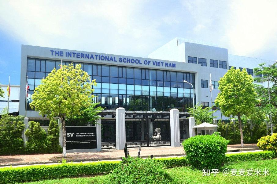 Học sinh trước cổng trường
