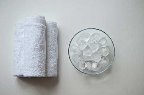 Dùng hơi nước và đá viên để làm phẳng quần áo