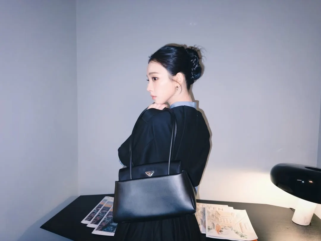 KARINA đeo túi xách quai dài theo cách tôn dáng và trẻ trung