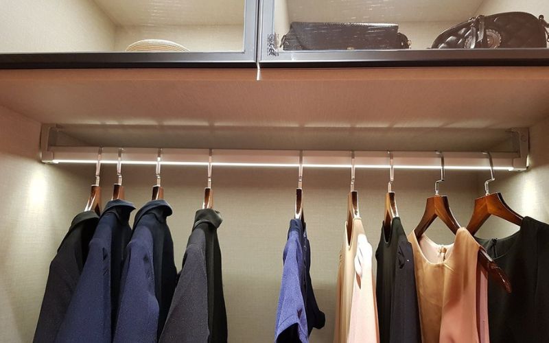 Quần áo treo móc gọn gàng, khóa kéo được kéo kín