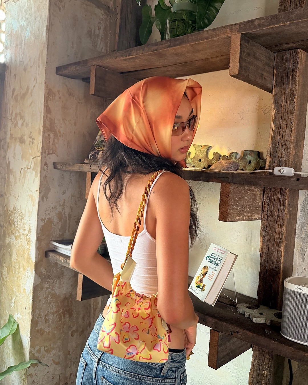 Khăn bandana cam họa tiết tạo vẻ phóng khoáng, linh hoạt