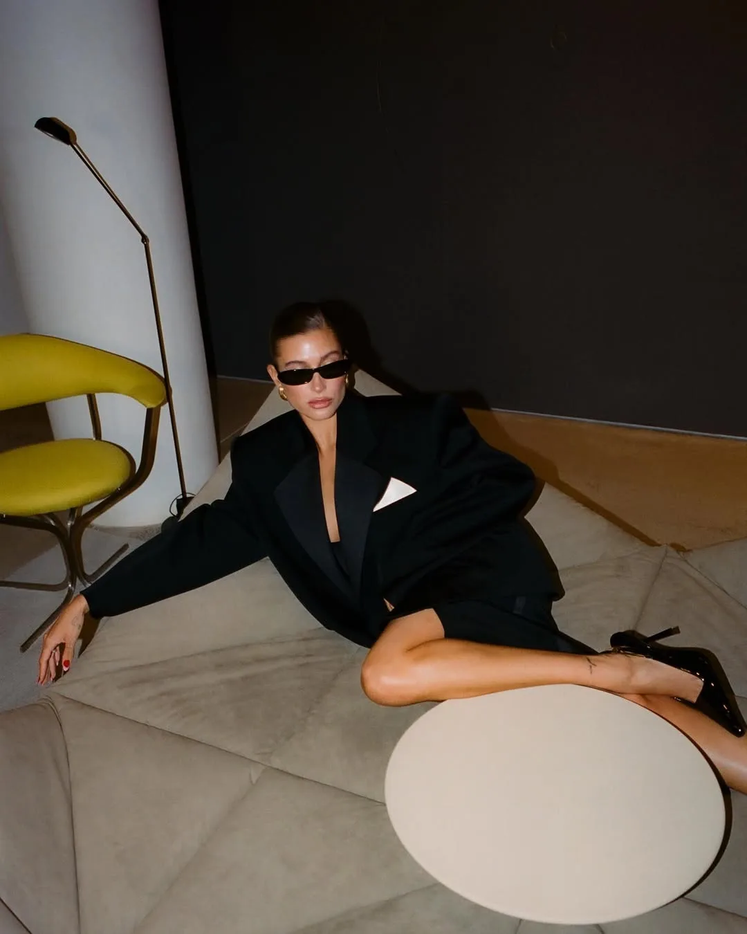 Hailey Bieber diện blazer đen theo phong cách thời trang công sở business-core