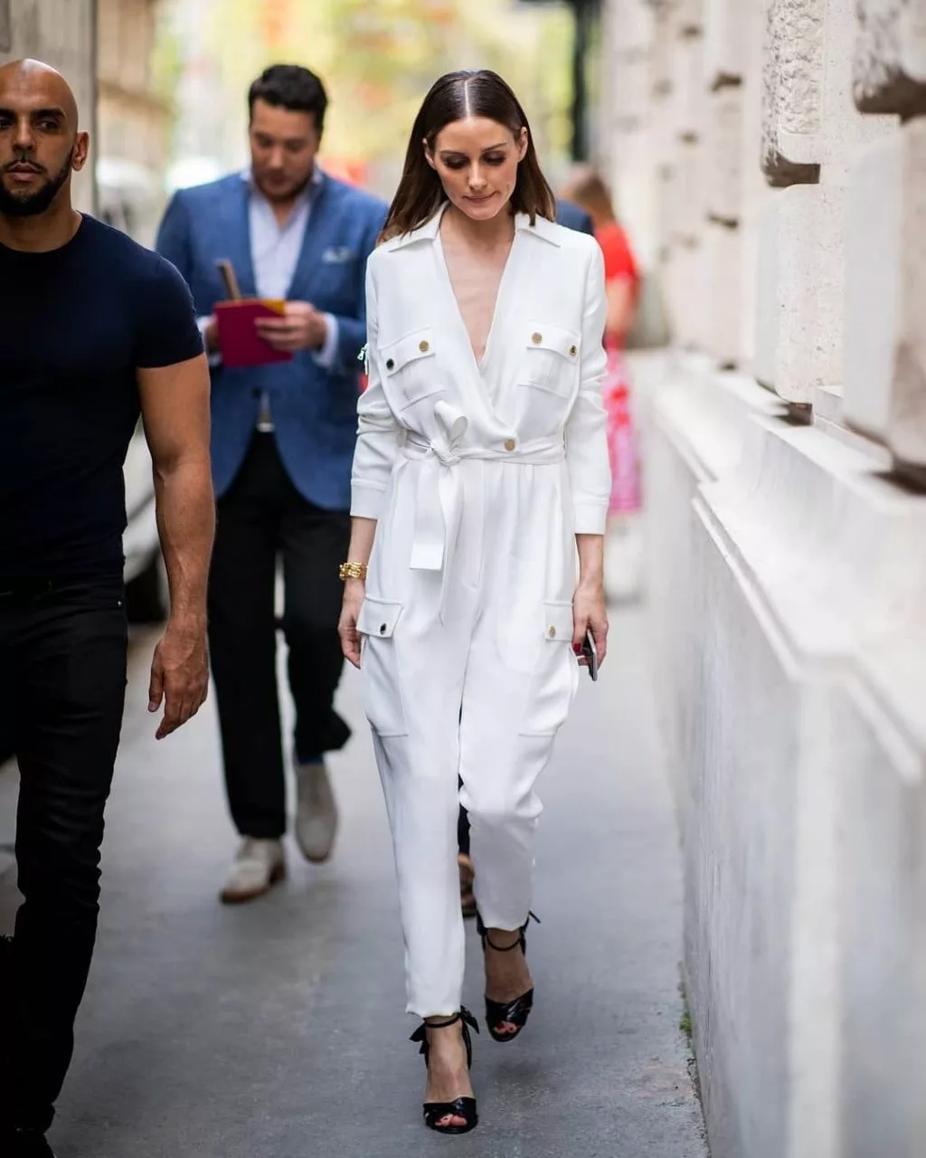 Phối đồ công sở thanh lịch với jumpsuit trắng