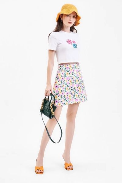 Chân váy jean chữ A mix cùng áo croptop cho thêm phần năng động