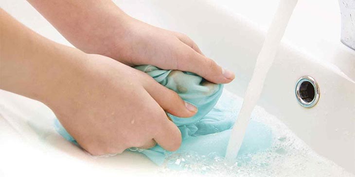 Ngâm quần áo mới bằng nước lạnh trong lần giặt đầu