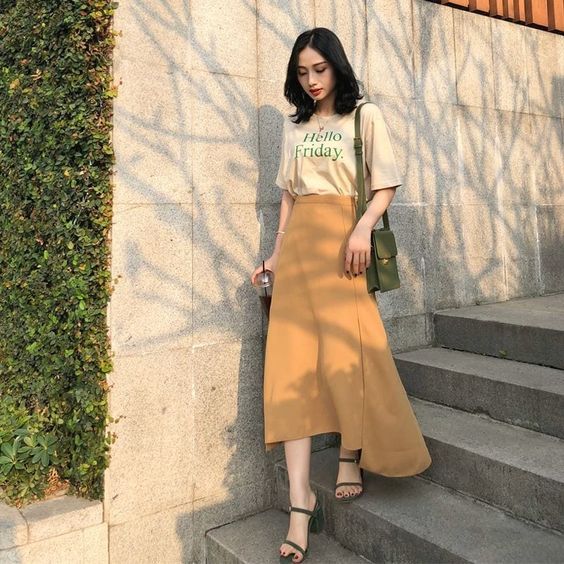 Áo thun phối cùng chân váy xòe