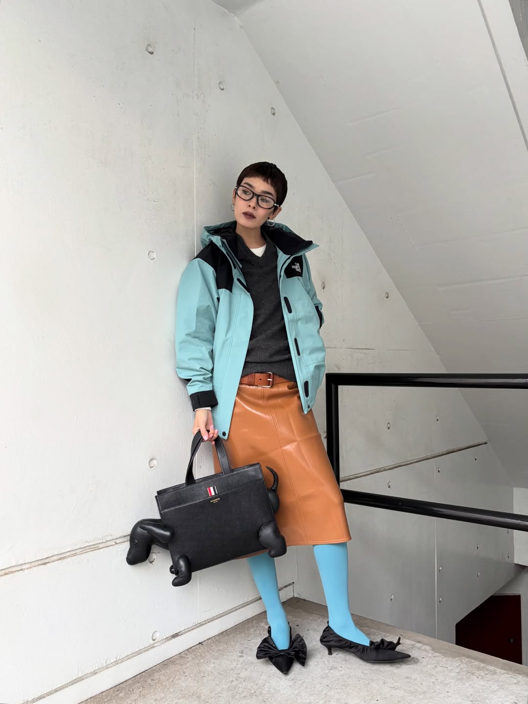 Blazer xanh mint và chân váy cam đất tạo tương phản mềm, hiện đại