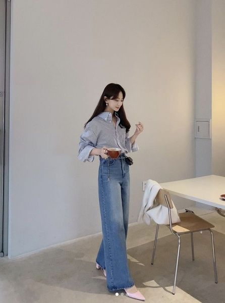 Phối áo sơ mi caro với quần ống rộng giúp outfit trông hiện đại và thoải mái