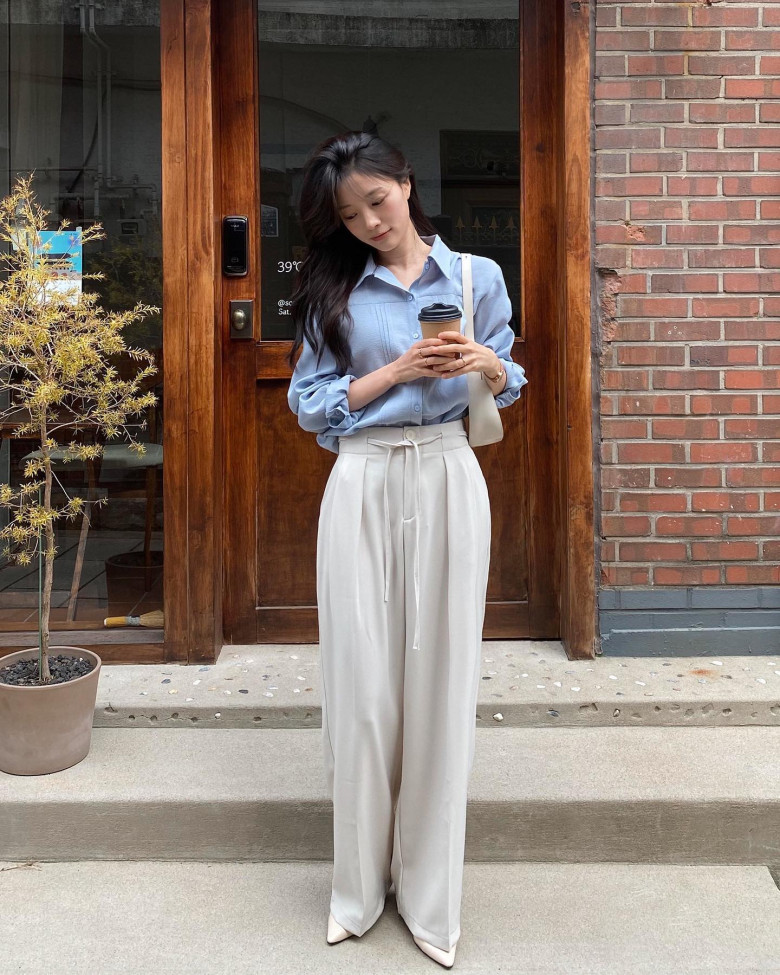 Sơ mi xanh + quần ống rộng sáng màu