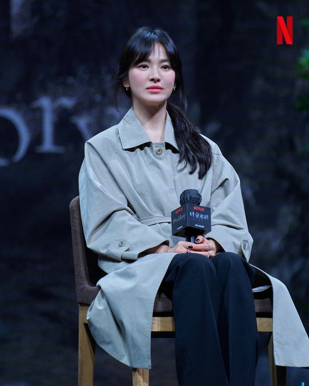 Song Hye Kyo diện áo măng tô xám