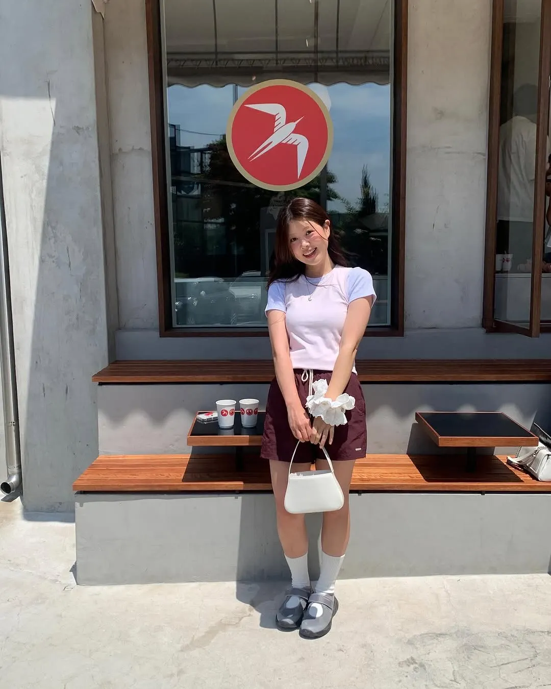 Quần short và áo thun trắng