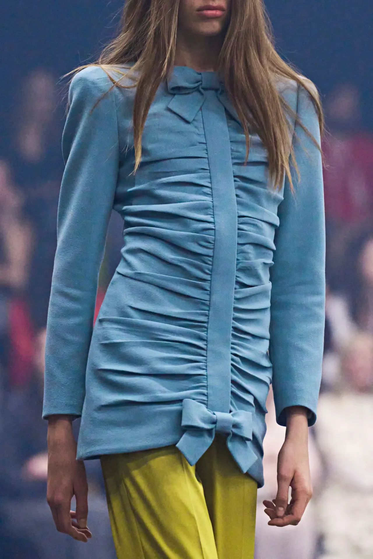 Valentino dần thu gọn layering để tập trung vào chi tiết nơ