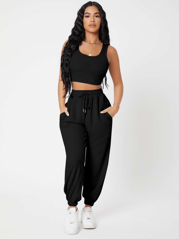 Jogger đen phối áo tank top