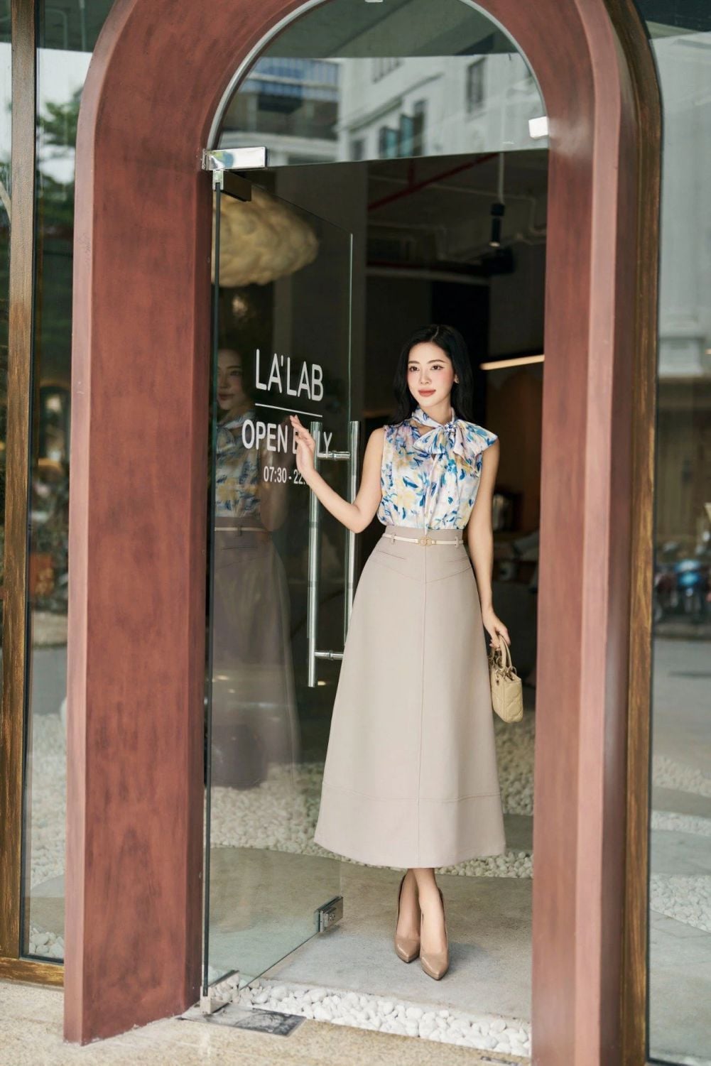 Áo kiểu công sở vải lụa satin dáng suông kết hợp với chân váy dáng dài