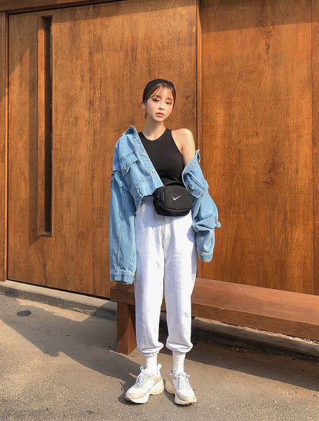Khoác thêm một chiếc áo khoác giúp set đồ thêm nổi bật và cá tính.