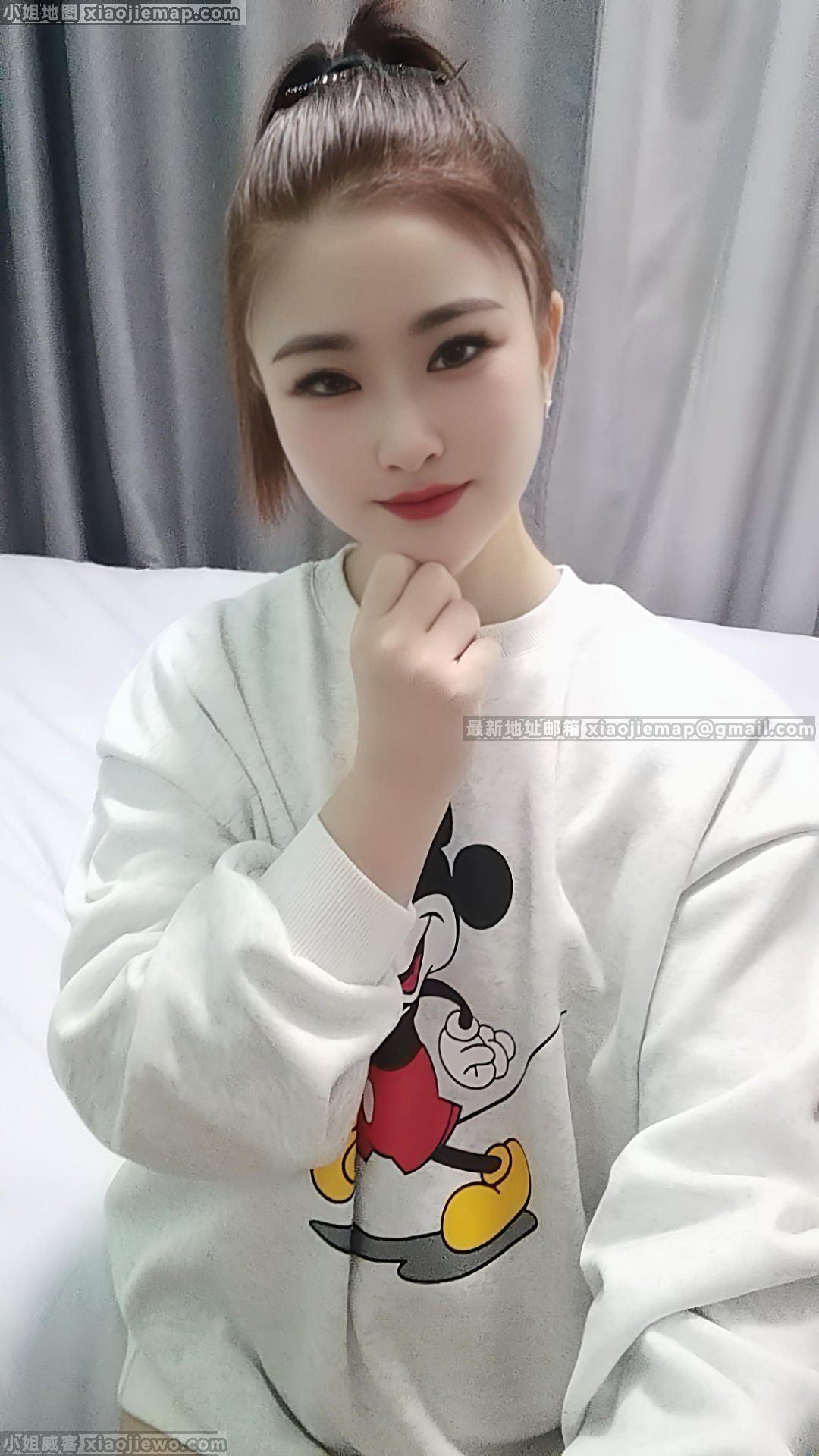 Hai người ngồi đối diện trong im lặng