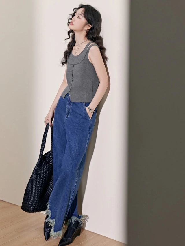 Cách phối áo tank basic với quần jeans ống suông thanh lịch