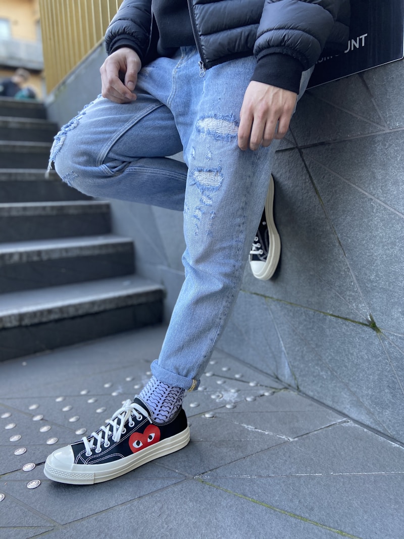 Quần jeans distressed nghệ thuật