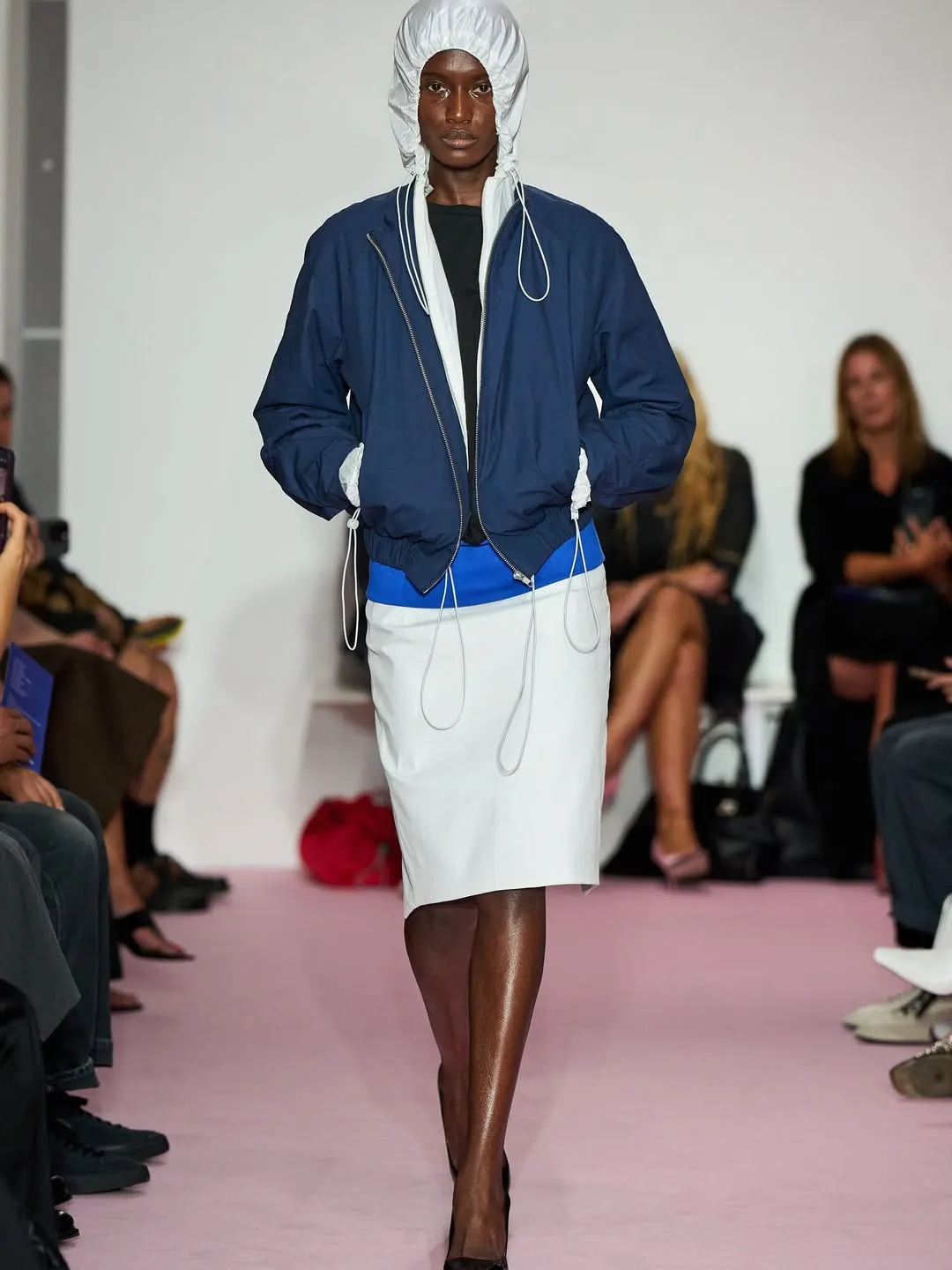 Tinh thần sporty chic trên sàn runway