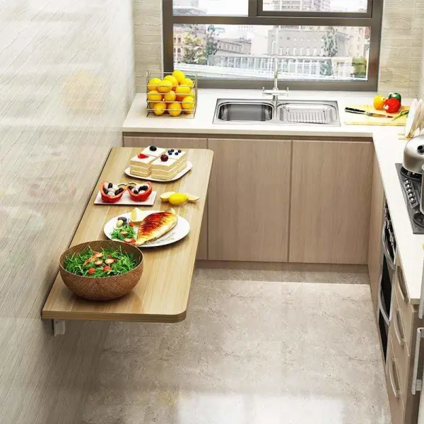 Gian bếp sạch sẽ với thức ăn trên bàn