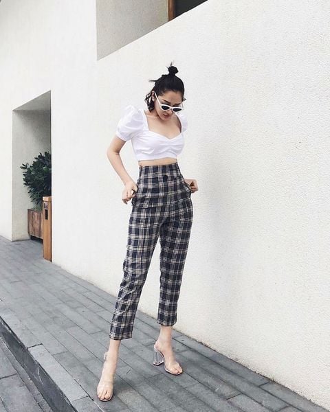 Áo tay phồng layering cùng đầm dây hoặc đầm cúp ngực tạo điểm nhấn thời trang