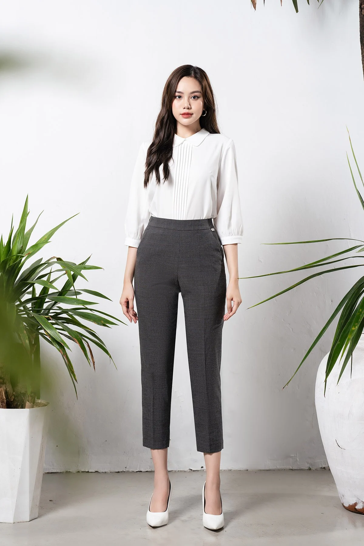 Sơ mi trắng kết hợp quần âu đen là outfit kinh điển cho công sở