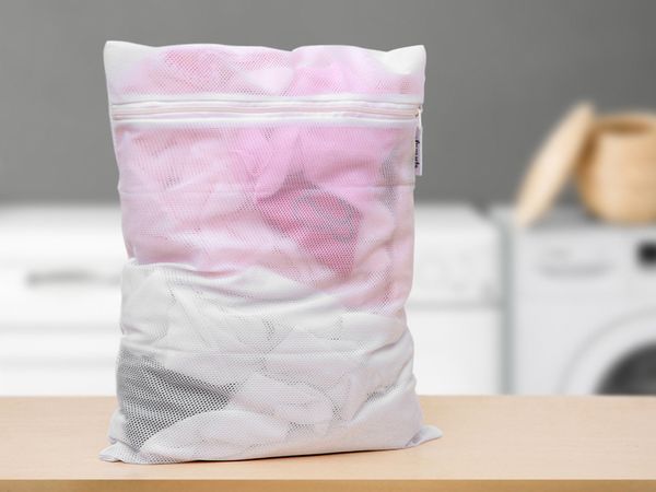 Hướng dẫn kỹ thuật phân bổ quần áo vào túi giặt đúng tiêu chuẩn
